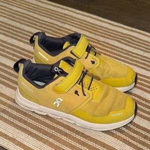 On Running Gender Neutral Kids Size 3 Yellow Velcro Strap Sneakers Stained